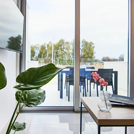 Phaedrus Living - Seaside Luxury Flat Harbour 105 *